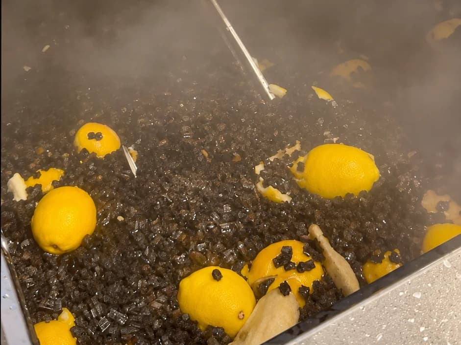 Residuo alimentario en digestión dentro de la cámara del biodigestor