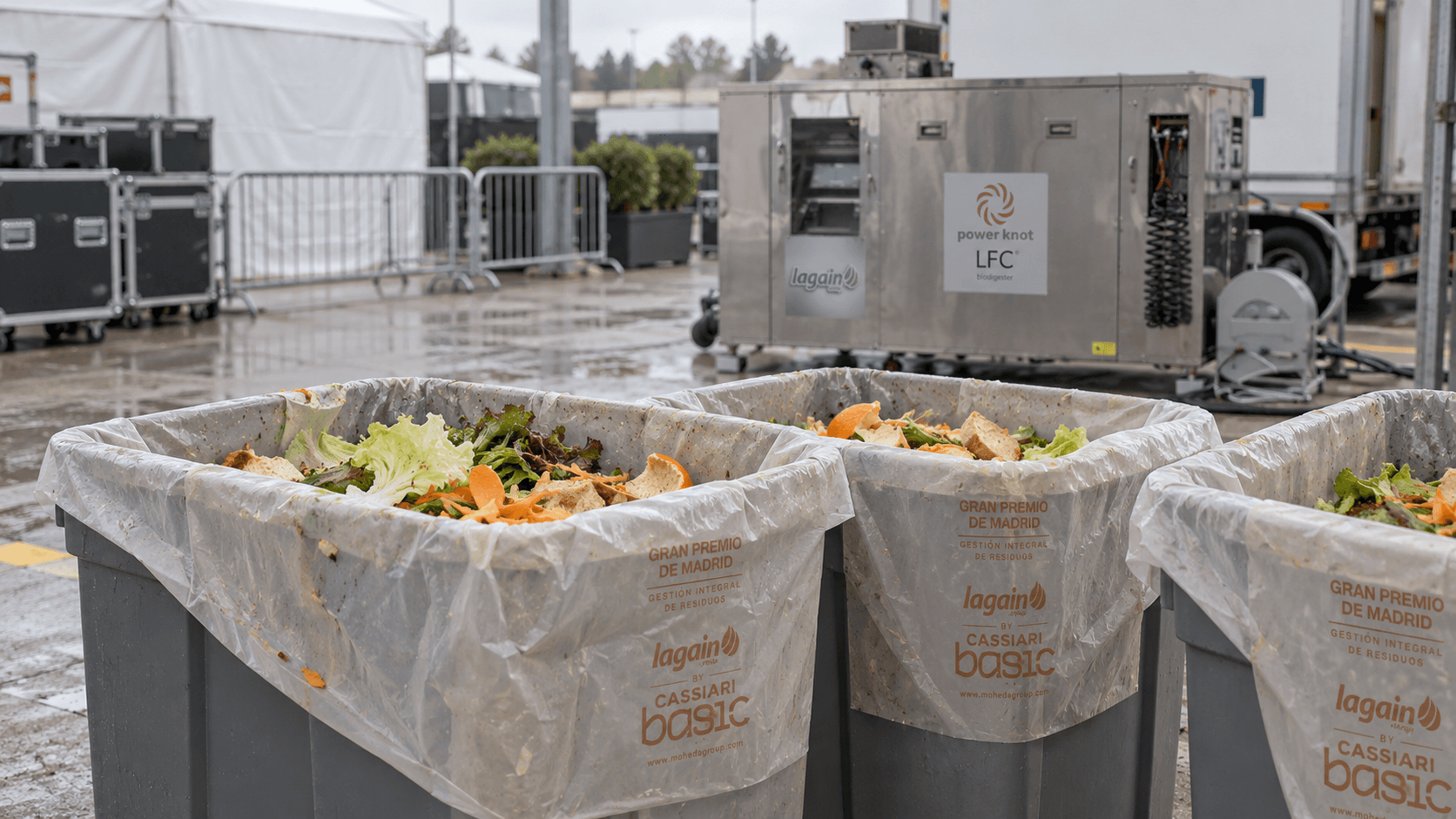 Cubos con residuos orgánicos y bolsas compostables junto a un biodigestor LFC en MADRING